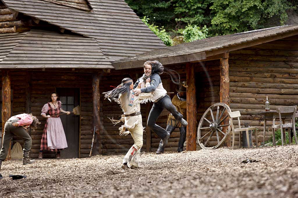 Naturbhne, Naturbuehne mit Karl May Spielen Elspe in Lennestadt, Sauerland mit Winnetou gespielt von Benjamin Armbruster und Old Surehand gespielt von Rolf Schauerte mit Sicht auf verschiedene Spielszenen der Auffuehrung des Stueckes Unter Geiern