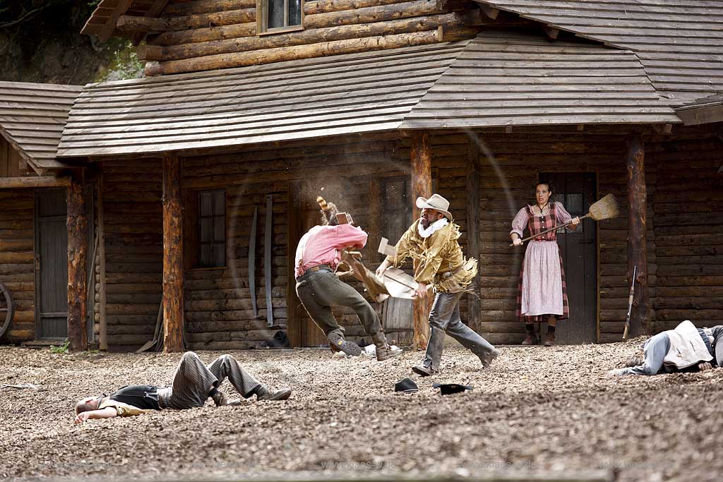 Naturbhne, Naturbuehne mit Karl May Spielen Elspe in Lennestadt, Sauerland mit Winnetou gespielt von Benjamin Armbruster und Old Surehand gespielt von Rolf Schauerte mit Sicht auf verschiedene Spielszenen der Auffuehrung des Stueckes Unter Geiern