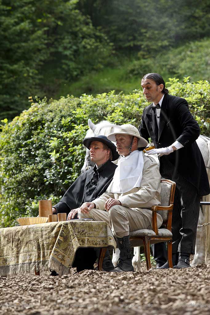 Naturbhne, Naturbuehne mit Karl May Spielen Elspe in Lennestadt, Sauerland mit Winnetou gespielt von Benjamin Armbruster und Old Surehand gespielt von Rolf Schauerte mit Sicht auf verschiedene Spielszenen der Auffuehrung des Stueckes Unter Geiern