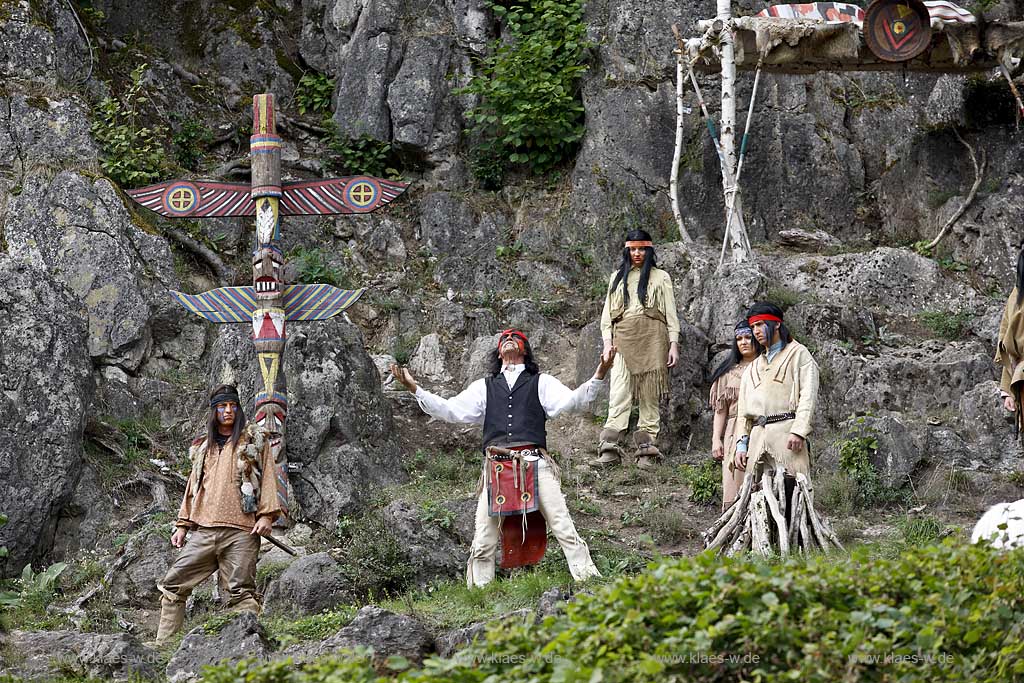 Naturbhne, Naturbuehne mit Karl May Spielen Elspe in Lennestadt, Sauerland mit Winnetou gespielt von Benjamin Armbruster und Old Surehand gespielt von Rolf Schauerte mit Sicht auf verschiedene Spielszenen der Auffuehrung des Stueckes Unter Geiern