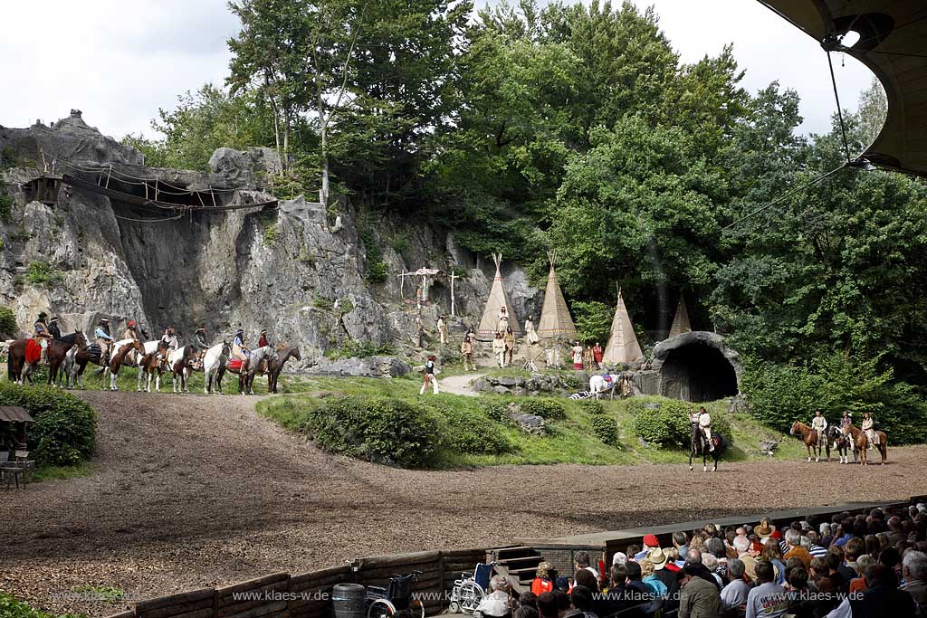 Naturbhne, Naturbuehne mit Karl May Spielen Elspe in Lennestadt, Sauerland mit Winnetou gespielt von Benjamin Armbruster und Old Surehand gespielt von Rolf Schauerte mit Sicht auf verschiedene Spielszenen der Auffuehrung des Stueckes Unter Geiern