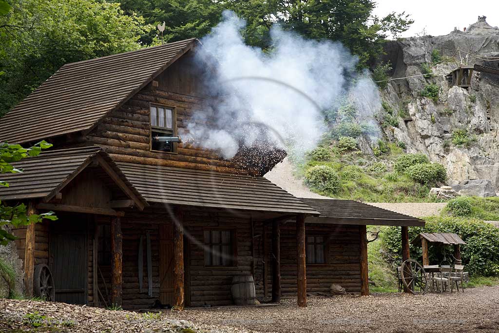 Naturbhne, Naturbuehne mit Karl May Spielen Elspe in Lennestadt, Sauerland mit Winnetou gespielt von Benjamin Armbruster und Old Surehand gespielt von Rolf Schauerte mit Sicht auf verschiedene Spielszenen der Auffuehrung des Stueckes Unter Geiern