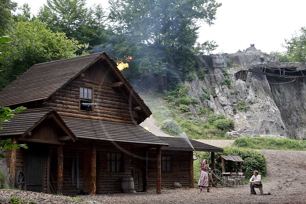 Naturbhne, Naturbuehne mit Karl May Spielen Elspe in Lennestadt, Sauerland mit Winnetou gespielt von Benjamin Armbruster und Old Surehand gespielt von Rolf Schauerte mit Sicht auf verschiedene Spielszenen der Auffuehrung des Stueckes Unter Geiern