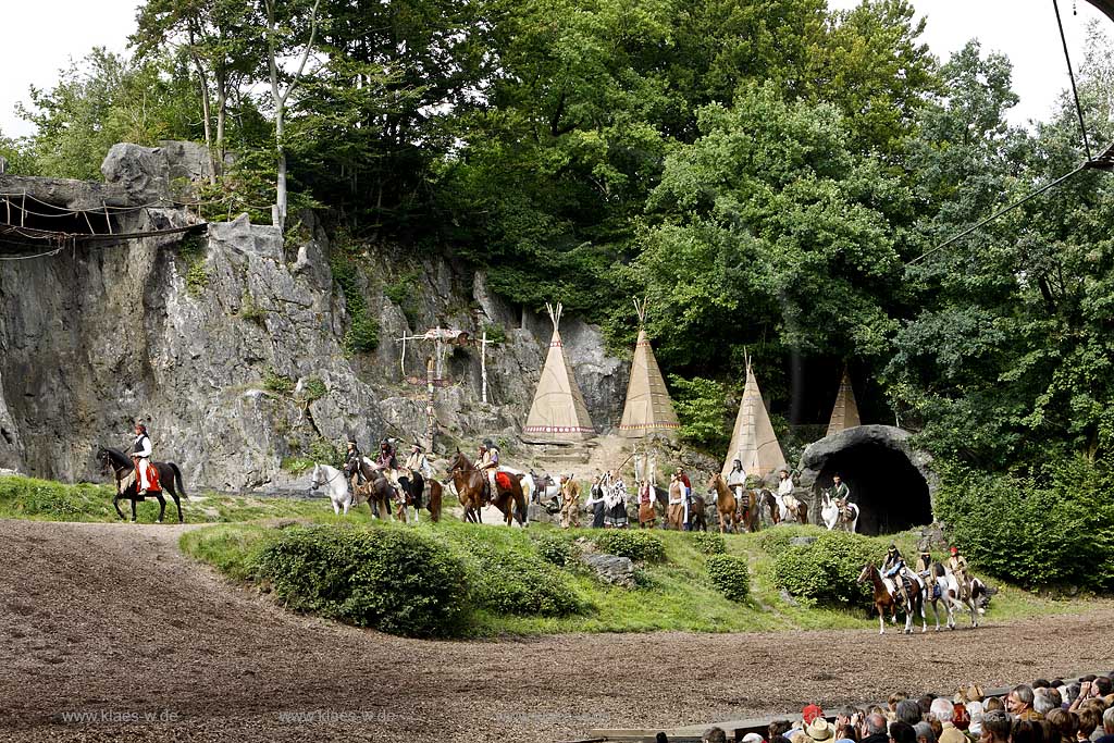 Naturbhne, Naturbuehne mit Karl May Spielen Elspe in Lennestadt, Sauerland mit Winnetou gespielt von Benjamin Armbruster und Old Surehand gespielt von Rolf Schauerte mit Sicht auf verschiedene Spielszenen der Auffuehrung des Stueckes Unter Geiern