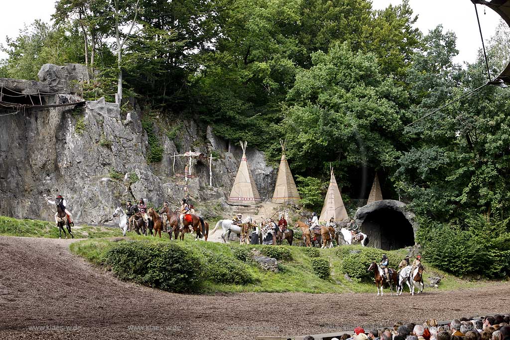 Naturbhne, Naturbuehne mit Karl May Spielen Elspe in Lennestadt, Sauerland mit Winnetou gespielt von Benjamin Armbruster und Old Surehand gespielt von Rolf Schauerte mit Sicht auf verschiedene Spielszenen der Auffuehrung des Stueckes Unter Geiern