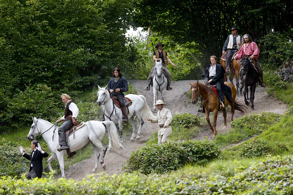 Naturbhne, Naturbuehne mit Karl May Spielen Elspe in Lennestadt, Sauerland mit Winnetou gespielt von Benjamin Armbruster und Old Surehand gespielt von Rolf Schauerte mit Sicht auf verschiedene Spielszenen der Auffuehrung des Stueckes Unter Geiern