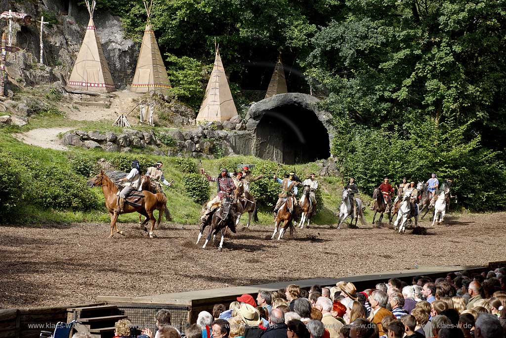 Naturbhne, Naturbuehne mit Karl May Spielen Elspe in Lennestadt, Sauerland mit Winnetou gespielt von Benjamin Armbruster und Old Surehand gespielt von Rolf Schauerte mit Sicht auf verschiedene Spielszenen der Auffuehrung des Stueckes Unter Geiern