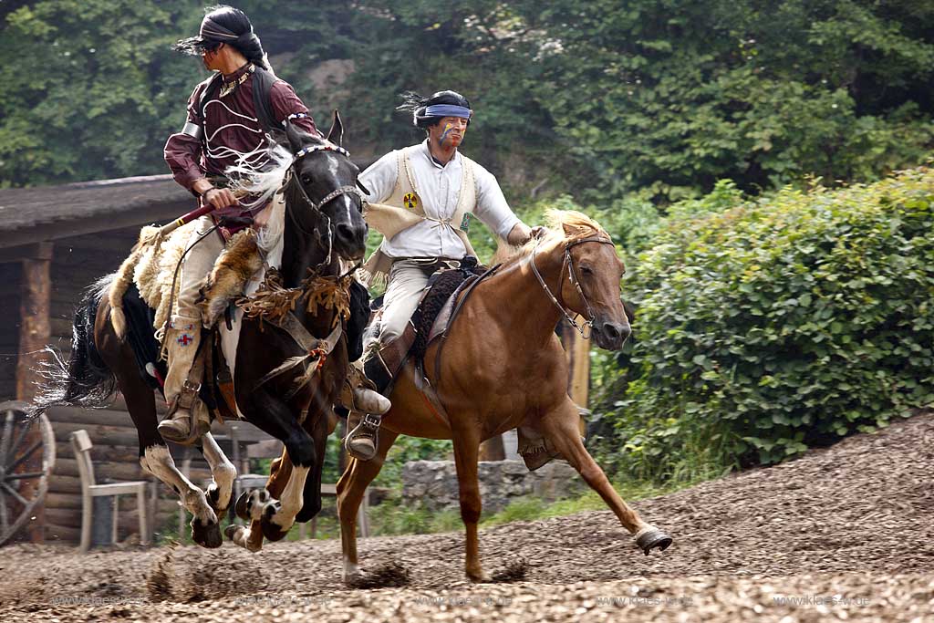 Naturbhne, Naturbuehne mit Karl May Spielen Elspe in Lennestadt, Sauerland mit Winnetou gespielt von Benjamin Armbruster und Old Surehand gespielt von Rolf Schauerte mit Sicht auf verschiedene Spielszenen der Auffuehrung des Stueckes Unter Geiern