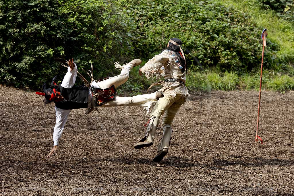 Naturbhne, Naturbuehne mit Karl May Spielen Elspe in Lennestadt, Sauerland mit Winnetou gespielt von Benjamin Armbruster und Old Surehand gespielt von Rolf Schauerte mit Sicht auf verschiedene Spielszenen der Auffuehrung des Stueckes Unter Geiern