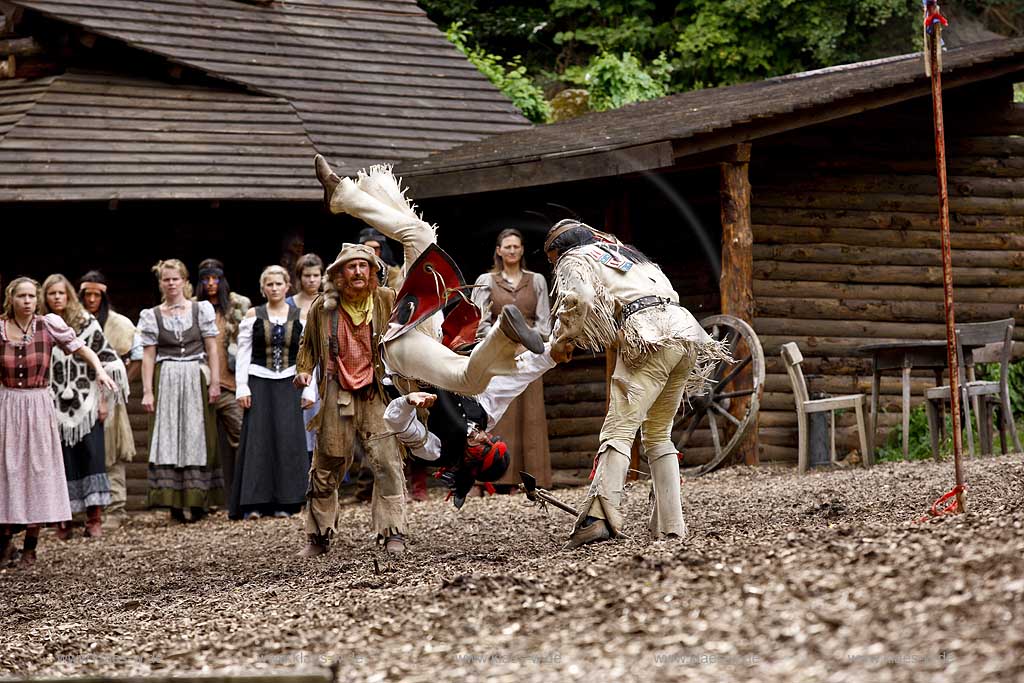 Naturbhne, Naturbuehne mit Karl May Spielen Elspe in Lennestadt, Sauerland mit Winnetou gespielt von Benjamin Armbruster und Old Surehand gespielt von Rolf Schauerte mit Sicht auf verschiedene Spielszenen der Auffuehrung des Stueckes Unter Geiern