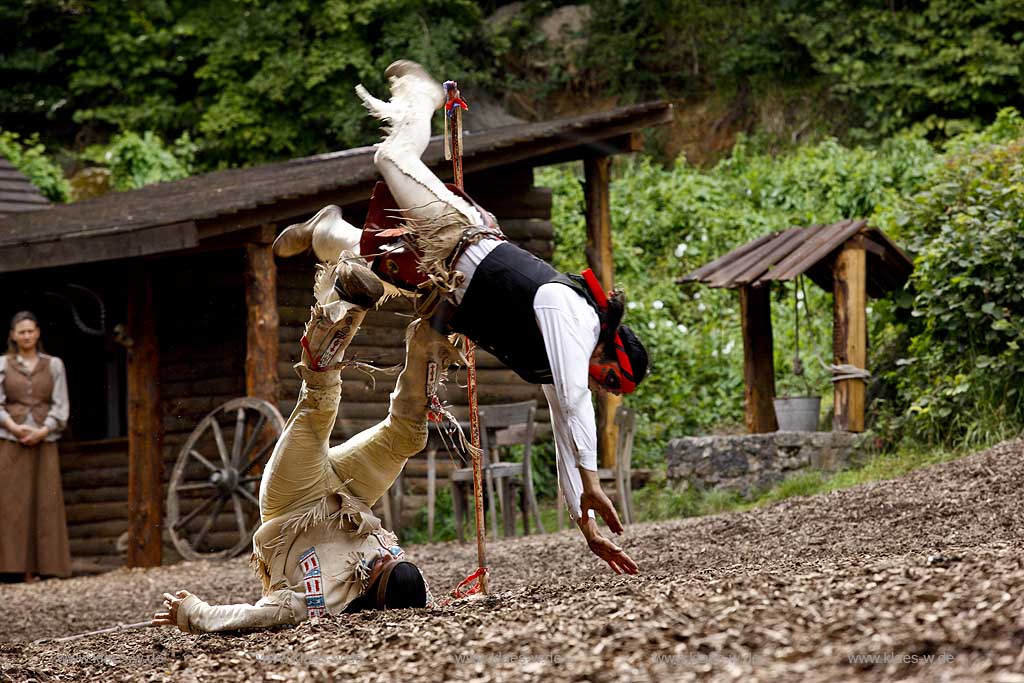 Naturbhne, Naturbuehne mit Karl May Spielen Elspe in Lennestadt, Sauerland mit Winnetou gespielt von Benjamin Armbruster und Old Surehand gespielt von Rolf Schauerte mit Sicht auf verschiedene Spielszenen der Auffuehrung des Stueckes Unter Geiern