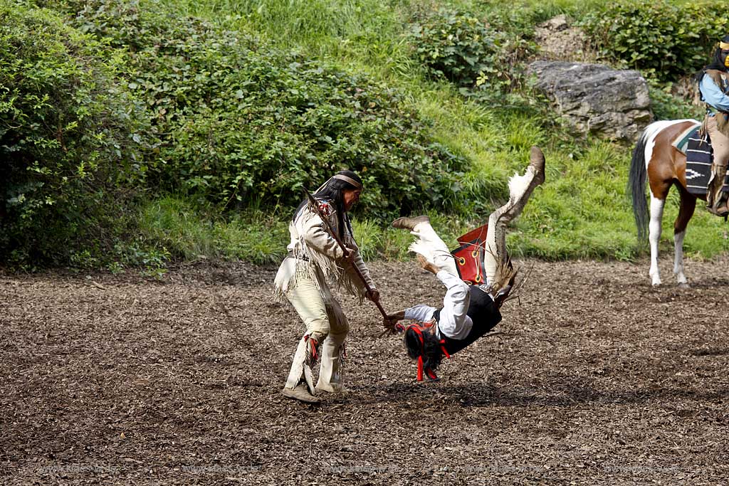 Naturbhne, Naturbuehne mit Karl May Spielen Elspe in Lennestadt, Sauerland mit Winnetou gespielt von Benjamin Armbruster und Old Surehand gespielt von Rolf Schauerte mit Sicht auf verschiedene Spielszenen der Auffuehrung des Stueckes Unter Geiern