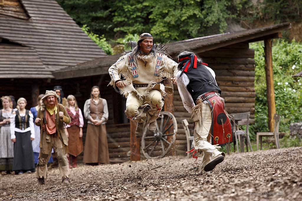 Naturbhne, Naturbuehne mit Karl May Spielen Elspe in Lennestadt, Sauerland mit Winnetou gespielt von Benjamin Armbruster und Old Surehand gespielt von Rolf Schauerte mit Sicht auf verschiedene Spielszenen der Auffuehrung des Stueckes Unter Geiern