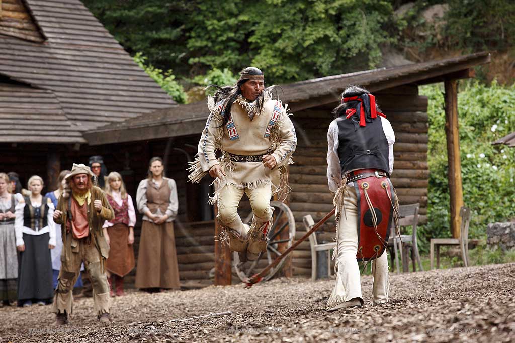 Naturbhne, Naturbuehne mit Karl May Spielen Elspe in Lennestadt, Sauerland mit Winnetou gespielt von Benjamin Armbruster und Old Surehand gespielt von Rolf Schauerte mit Sicht auf verschiedene Spielszenen der Auffuehrung des Stueckes Unter Geiern