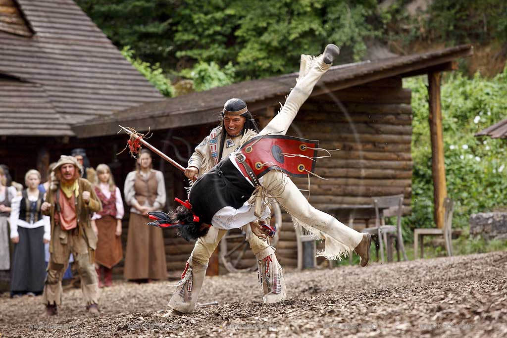 Naturbhne, Naturbuehne mit Karl May Spielen Elspe in Lennestadt, Sauerland mit Winnetou gespielt von Benjamin Armbruster und Old Surehand gespielt von Rolf Schauerte mit Sicht auf verschiedene Spielszenen der Auffuehrung des Stueckes Unter Geiern