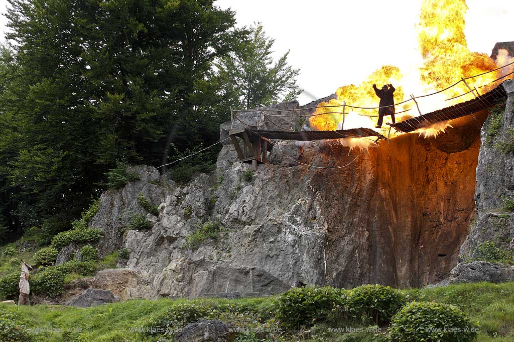 Naturbhne, Naturbuehne mit Karl May Spielen Elspe in Lennestadt, Sauerland mit Winnetou gespielt von Benjamin Armbruster und Old Surehand gespielt von Rolf Schauerte mit Sicht auf verschiedene Spielszenen der Auffuehrung des Stueckes Unter Geiern