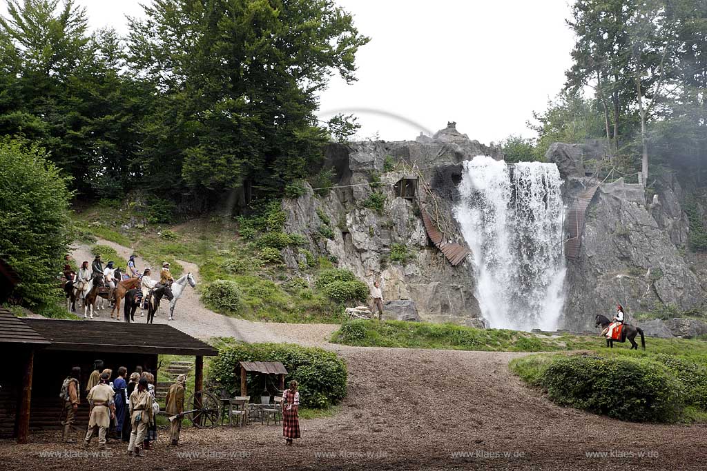 Naturbhne, Naturbuehne mit Karl May Spielen Elspe in Lennestadt, Sauerland mit Winnetou gespielt von Benjamin Armbruster und Old Surehand gespielt von Rolf Schauerte mit Sicht auf verschiedene Spielszenen der Auffuehrung des Stueckes Unter Geiern