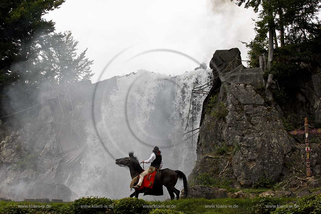 Naturbhne, Naturbuehne mit Karl May Spielen Elspe in Lennestadt, Sauerland mit Winnetou gespielt von Benjamin Armbruster und Old Surehand gespielt von Rolf Schauerte mit Sicht auf verschiedene Spielszenen der Auffuehrung des Stueckes Unter Geiern