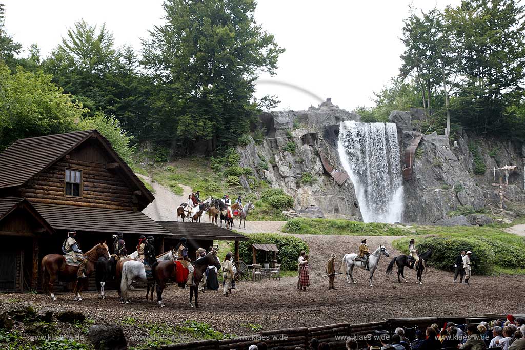 Naturbhne, Naturbuehne mit Karl May Spielen Elspe in Lennestadt, Sauerland mit Winnetou gespielt von Benjamin Armbruster und Old Surehand gespielt von Rolf Schauerte mit Sicht auf verschiedene Spielszenen der Auffuehrung des Stueckes Unter Geiern