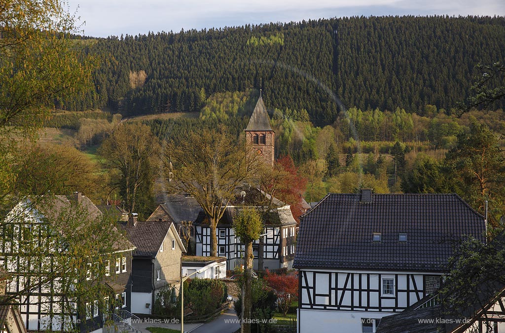 Lennestadt-Saalhausen, Fachwerkhaeuser und Kirchturm der St. Jodokus-Pfarrkirche, der 42 Meter hoch ist; Lennestadt-Saalhausen, frame houses and church spire of the parish church St. Jodokus.