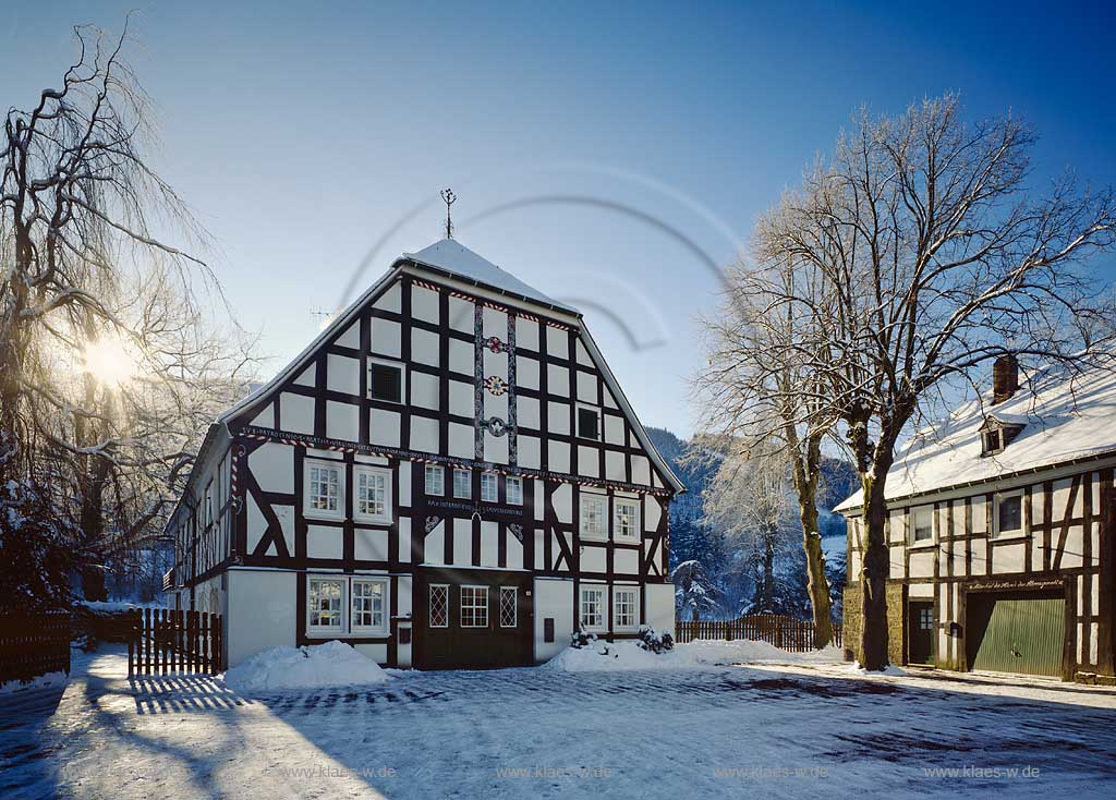 Lennestadt, Saalhausen, Blick auf Fachwerkhaus im Winter, Kreis Olpe, Sauerland