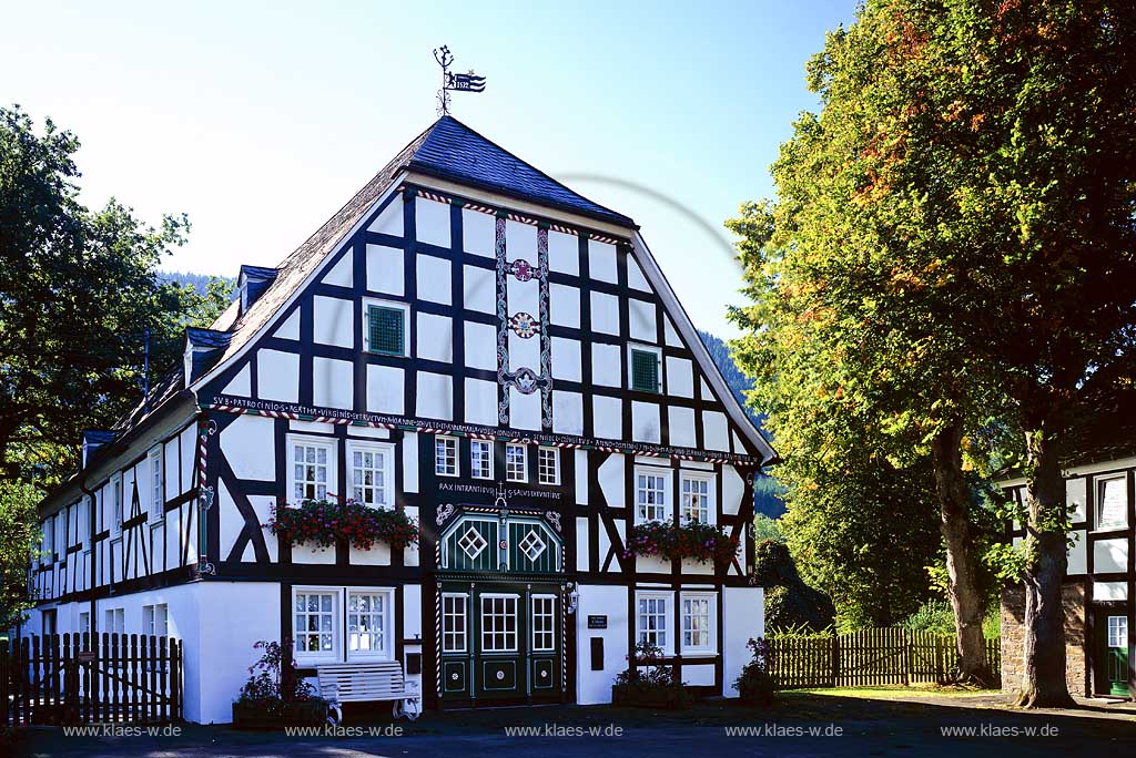 Lennestadt, Saalhausen, Kreis Olpe, Blick auf Fachwerkhaus Hof Schulte, Sauerland