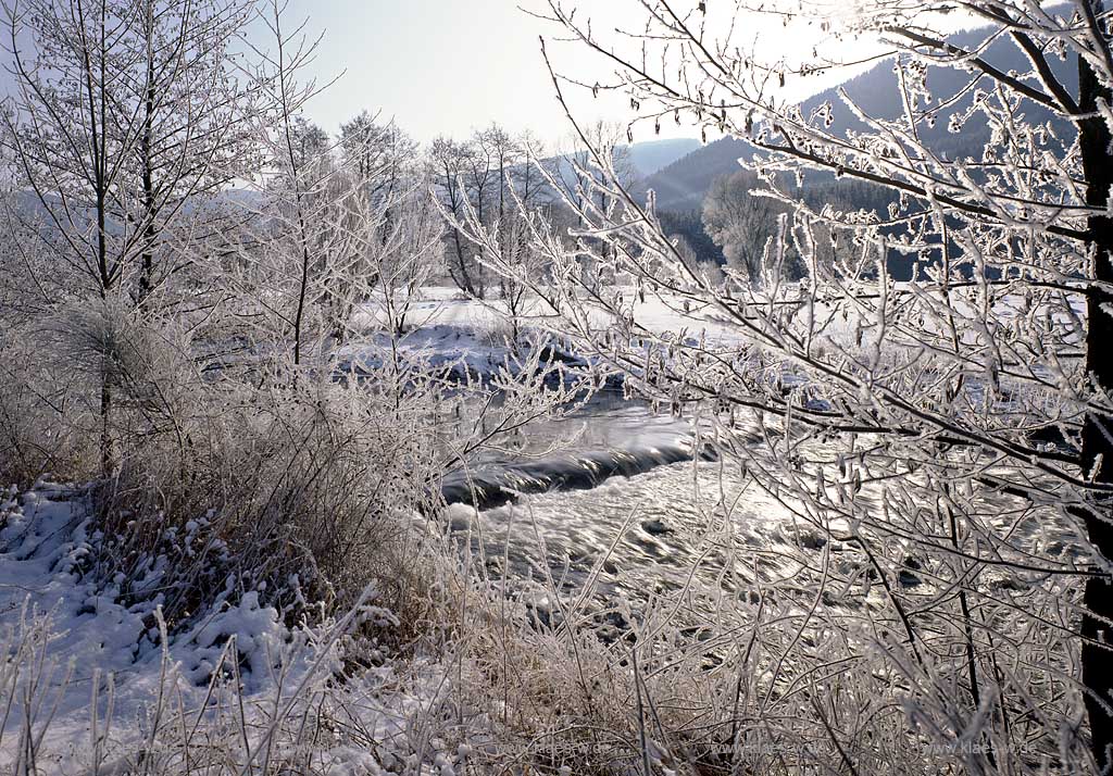 Lennestadt, Saalhausen, Blick auf Lenne im Winter mit Rauhreifstimmung, Kreis Olpe, Sauerland 