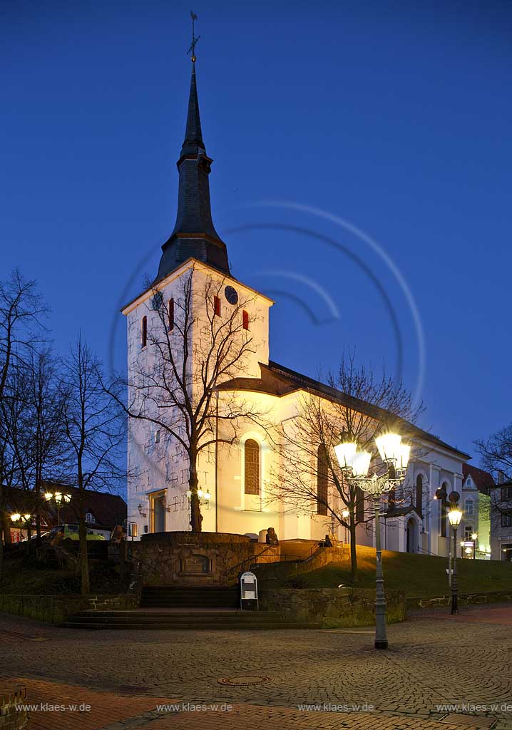 Luedenscheid Erloeserkirche am Kirchoplatz, aeltestes Gotteshaus von Luedenscheid mit romanischem Trum, spaetbarocken Helm, Klassizistischem Kirchenschiff in nchtlicher Kunstlichtbeleuchtung, illuminiert; Liberator church is the oldest Loerd's house of the city in night image with illumination