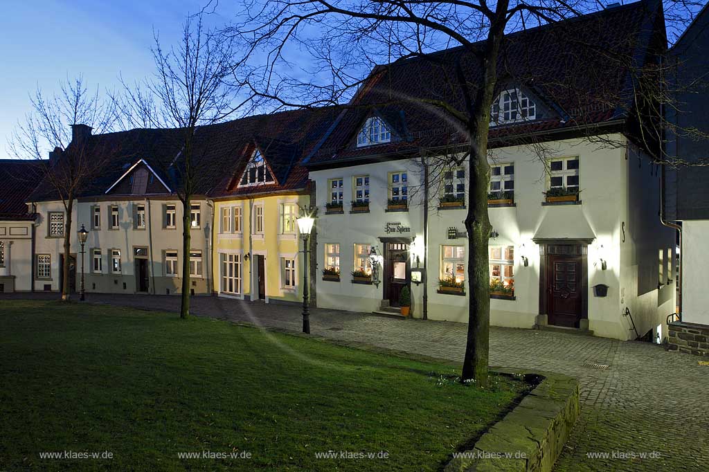 Luedenscheid Kirchplatz in abendlicher Kunstlichbeleuchtung illuminiert, blaue Stunde; Houset at chuchplace in night image illumination