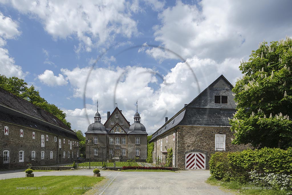 Luedenscheid, Wasserschloss Schloss Neuenhof, es gehoert zu den kunsthistorisch und stadtgeschichtlich herausragenden Baudenkmaelern Luedenscheids; Luedenscheid, moated castle Schloss Neuenhof.