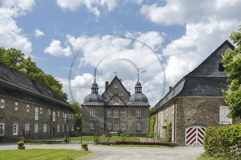 Luedenscheid, Wasserschloss Schloss Neuenhof, es gehoert zu den kunsthistorisch und stadtgeschichtlich herausragenden Baudenkmaelern Luedenscheids; Luedenscheid, moated castle Schloss Neuenhof.