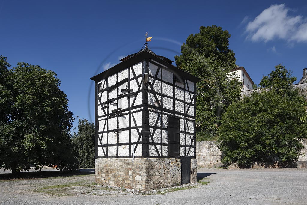 Marsberg-Canstein, "Schloss Canstein" wurde in der Fruehen Neuzeit von einer Burg zu einem Schloss umgebaut, errichtet wurde die Schlossanlage auf einem steilen Kalkfelsen, fachwerkliches Wirtschaftsgebaeude; Marsberg-Canstein, "Schloss Canstein" the castle was built on a lime rock, half timbered commercial building.