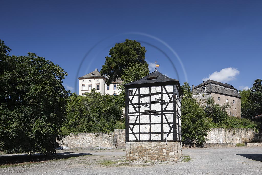 Marsberg-Canstein, "Schloss Canstein" wurde in der Fruehen Neuzeit von einer Burg zu einem Schloss umgebaut, errichtet wurde die Schlossanlage auf einem steilen Kalkfelsen, fachwerkliches Wirtschaftsgebaeude; Marsberg-Canstein, "Schloss Canstein" the castle was built on a lime rock, half timbered commercial building.