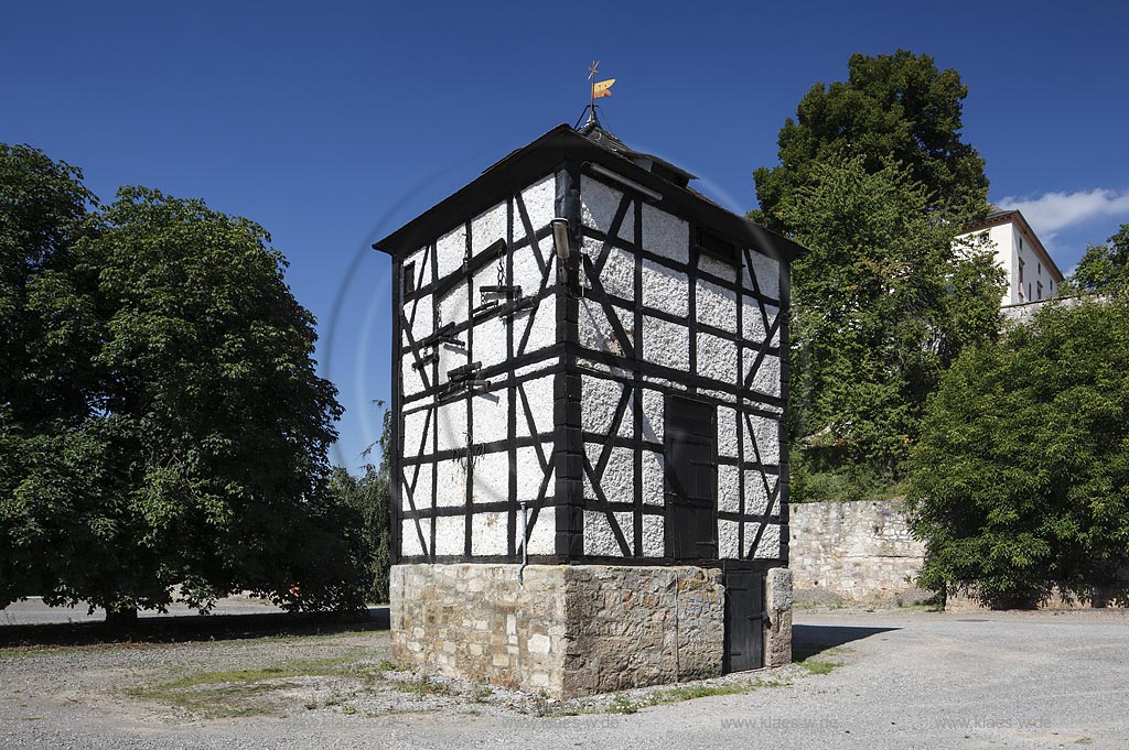 Marsberg-Canstein, "Schloss Canstein" wurde in der Fruehen Neuzeit von einer Burg zu einem Schloss umgebaut, errichtet wurde die Schlossanlage auf einem steilen Kalkfelsen, fachwerkliches Wirtschaftsgebaeude; Marsberg-Canstein, "Schloss Canstein" the castle was built on a lime rock, half timbered commercial building.