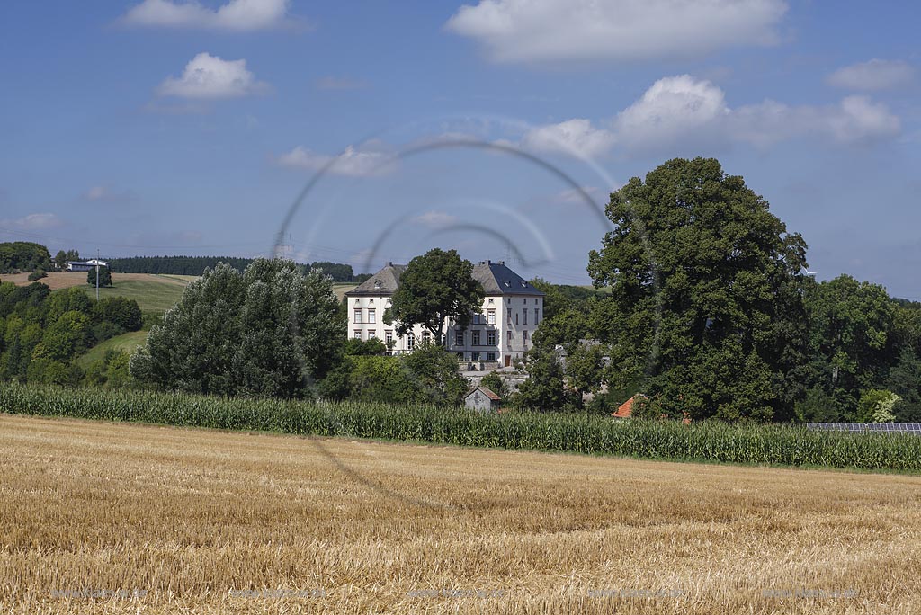 Marsberg-Canstein, Blick auf "Schloss Canstein" wurde in der Fruehen Neuzeit von einer Burg zu einem Schloss umgebaut, errichtet wurde die Schlossanlage auf einem steilen Kalkfelsen; Marsberg-Canstein, view to "Schloss Canstein" the castle was built on a lime rock.