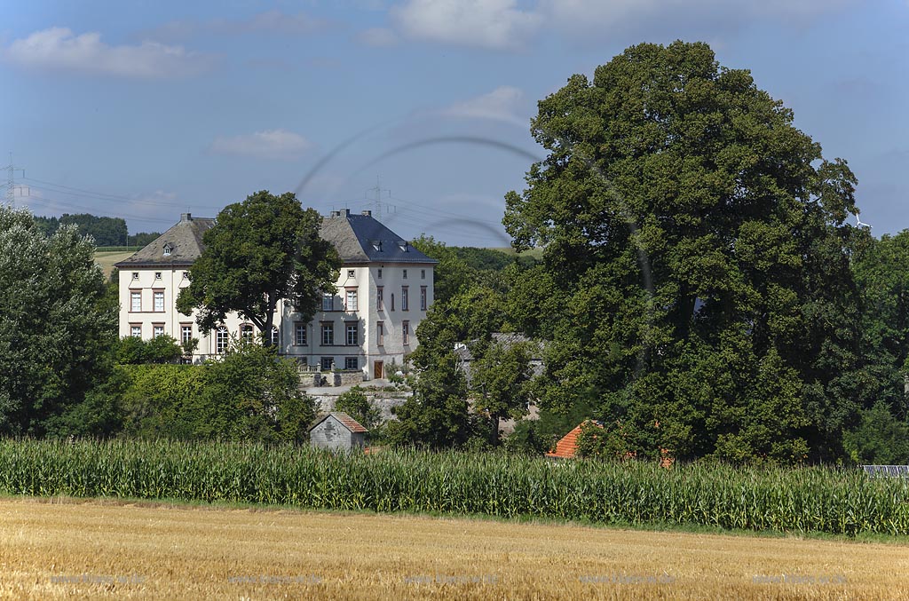 Marsberg-Canstein, Blick auf "Schloss Canstein" wurde in der Fruehen Neuzeit von einer Burg zu einem Schloss umgebaut, errichtet wurde die Schlossanlage auf einem steilen Kalkfelsen; Marsberg-Canstein, view to "Schloss Canstein" the castle was built on a lime rock.