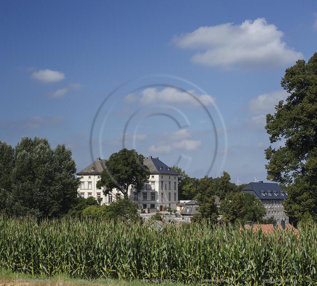 Marsberg-Canstein, Blick auf "Schloss Canstein" wurde in der Fruehen Neuzeit von einer Burg zu einem Schloss umgebaut, errichtet wurde die Schlossanlage auf einem steilen Kalkfelsen; Marsberg-Canstein, view to "Schloss Canstein" the castle was built on a lime rock.