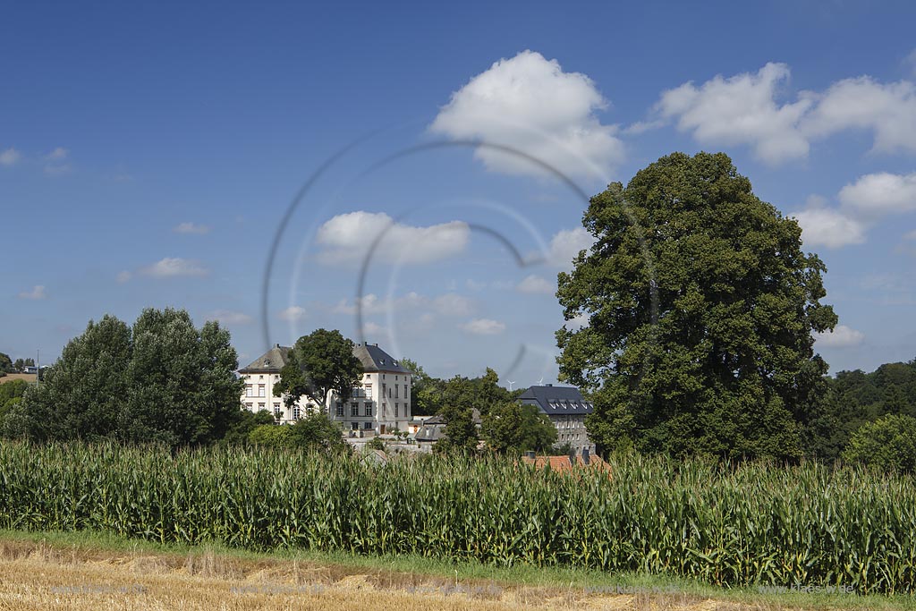 Marsberg-Canstein, Blick auf "Schloss Canstein" wurde in der Fruehen Neuzeit von einer Burg zu einem Schloss umgebaut, errichtet wurde die Schlossanlage auf einem steilen Kalkfelsen; Marsberg-Canstein, view to "Schloss Canstein" the castle was built on a lime rock.