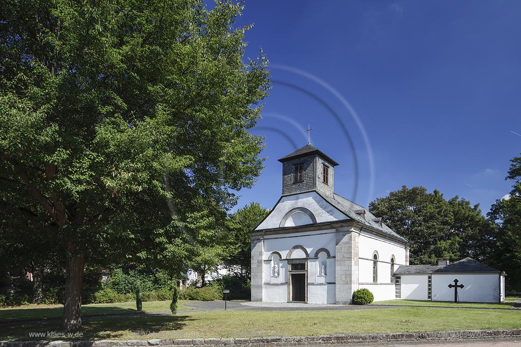 Marsberg Canstein, Katholische Kirche St. Laurentius, sie wurde von 1834 bis 1837 erbaut. Der abgewalmte Giebel der Westfassade wurde mit einem kubischer Dachreiter gekroent; Marsberg Canstein, catholic church St. Laurentius.