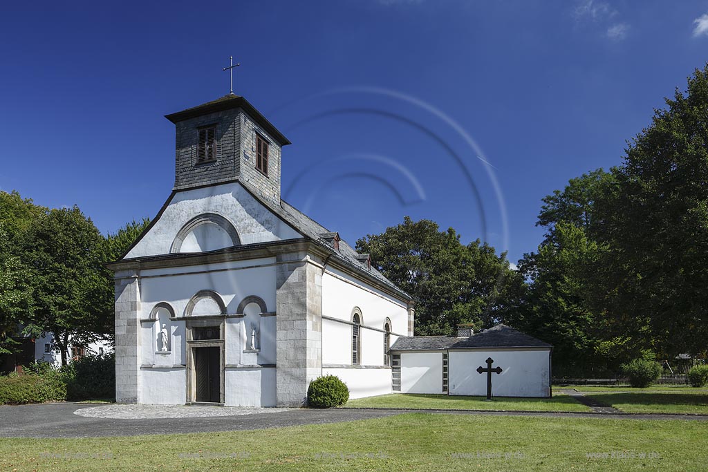 Marsberg Canstein, Katholische Kirche St. Laurentius, sie wurde von 1834 bis 1837 erbaut. Der abgewalmte Giebel der Westfassade wurde mit einem kubischer Dachreiter gekroent; Marsberg Canstein, catholic church St. Laurentius.