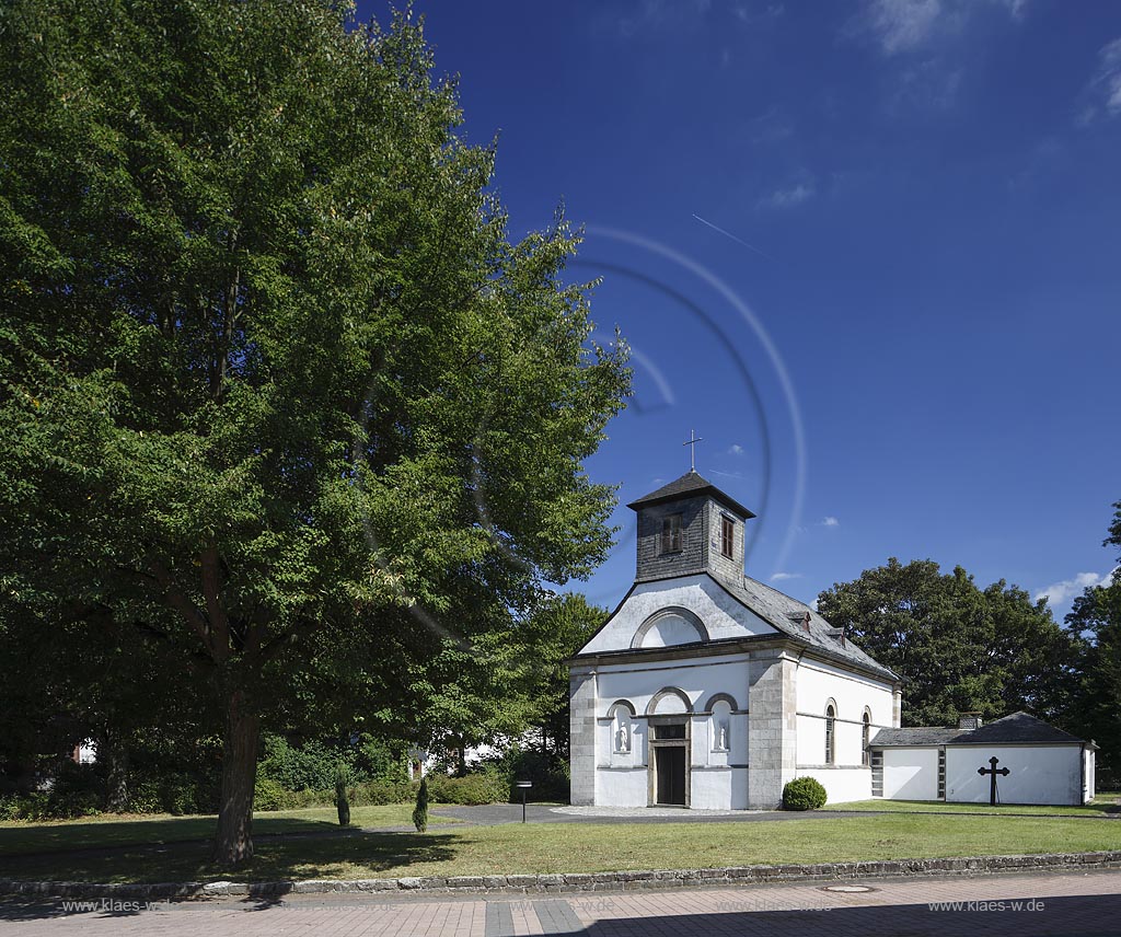 Marsberg Canstein, Katholische Kirche St. Laurentius, sie wurde von 1834 bis 1837 erbaut. Der abgewalmte Giebel der Westfassade wurde mit einem kubischer Dachreiter gekroent; Marsberg Canstein, catholic church St. Laurentius.