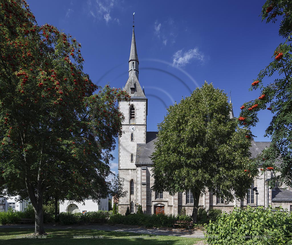 Marsberg Giershagen, Pfarrkirche St. Fabian und Sebastian, sie wurde von 1901 bis 1902 dreischiffig errichtet; Marsberg Giershagen, parish church St. Fabian and Sebastian.