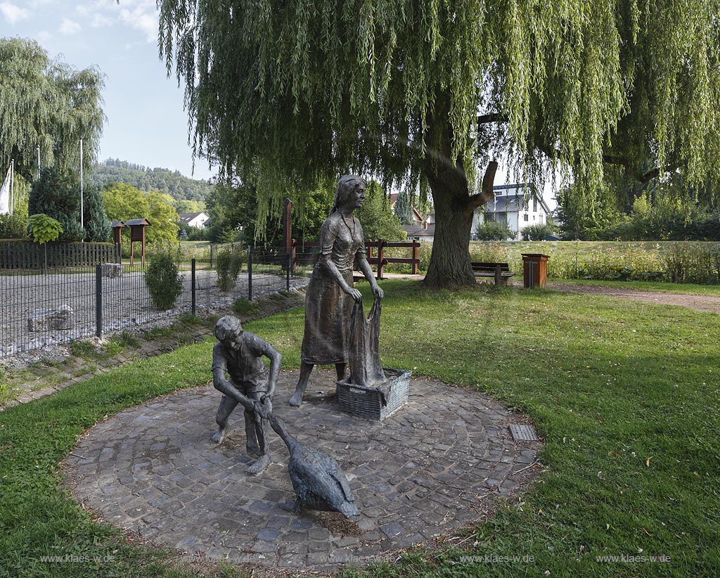 Marsberg Niedermarsberg, Denkmal "Waescherin" auf der ehem. Bleichwiese; Marsberg Niedermarsberg, benchmark "Waescherin" at the once Bleichwisese.