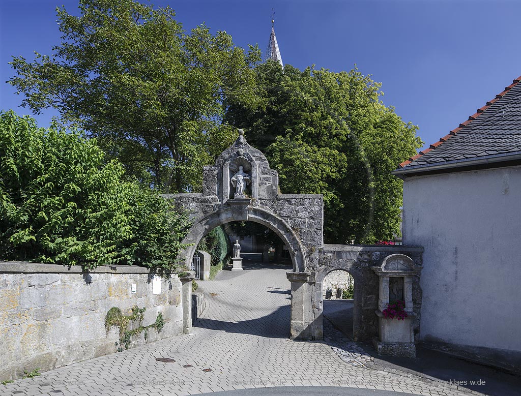 Marsberg Obermarsberg, Blick durch den Benediktusbogen zur Rolandstatue an der Stiftskirche St. Petrus und Paulus; Marsberg Obermarsberg, view through the Benediktusbogen to the statue Rolandstatue near the abbey church St. Petrus and Paulus.