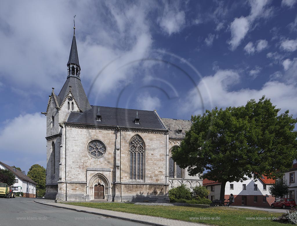 Marsberg Obermarsberg, St.-Nikolaus-Kirche (auch Nikolaikirche, Nikolaikapelle), sie zaehlt zu den besten Sakralbauten der fruehen Gotik in Westfalen und steht unter Denkmalschutz; Marsberg Obermarsberg, church St -Nikolaus-Kirche, as known as church Nikolaikirche or chapel Nikolaikapelle.