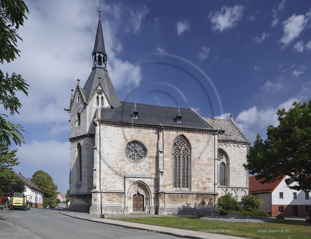 Marsberg Obermarsberg, St.-Nikolaus-Kirche (auch Nikolaikirche, Nikolaikapelle), sie zaehlt zu den besten Sakralbauten der fruehen Gotik in Westfalen und steht unter Denkmalschutz; Marsberg Obermarsberg, church St -Nikolaus-Kirche, as known as church Nikolaikirche or chapel Nikolaikapelle.