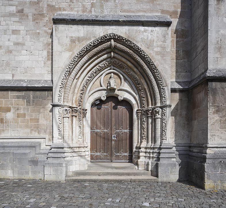 Marsberg Obermarsberg, St.-Nikolaus-Kirche (auch Nikolaikirche, Nikolaikapelle), sie zaehlt zu den besten Sakralbauten der fruehen Gotik in Westfalen und steht unter Denkmalschutz, Suedportal; Marsberg Obermarsberg, church St -Nikolaus-Kirche, as known as church Nikolaikirche or chapel Nikolaikapelle, southern portal.