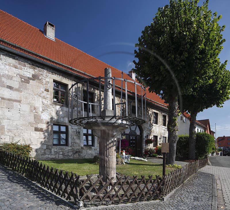 Marsberg Obermarsberg, Schandpfahl vor dem ehemaligen Rathaus, Pranger Kaak oder auch Kook genannt; Marsberg Obermarsberg, pillory in front of the erstwhile townhall, as known as  Pranger Kaak or Kook.