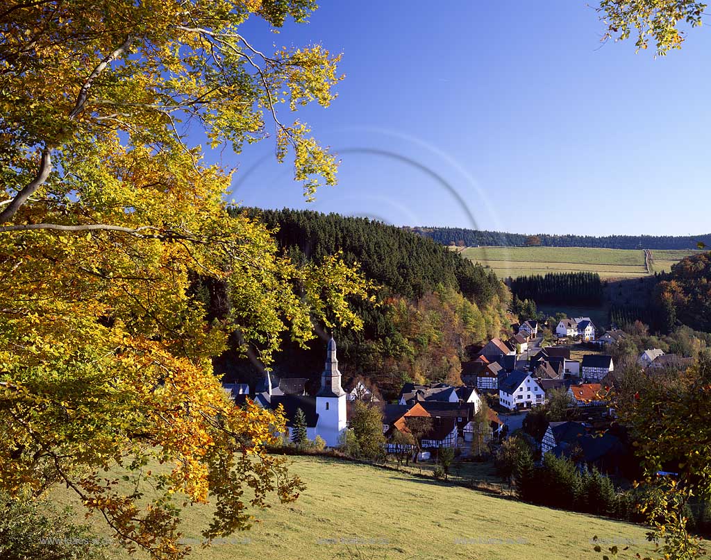 Medebach, Deifeld, Hochsauerlandkreis, Blick auf Ort mit Kirche, Sauerland