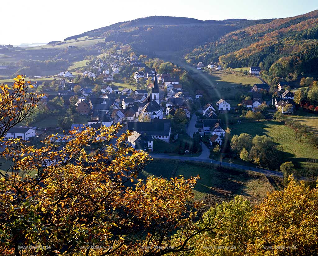 Medebach, Duedinghausen, Ddinghausen, Hochsauerlandkreis, Blick vom Kreuzberg auf Ort, Sauerland